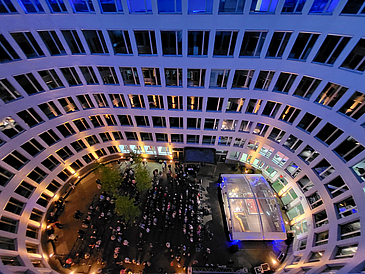 Das Bild zeigt den Innenof des Forums am Domshof aus der Vogelperspektive. Es sind Stühle und eine Konzertbühne aufgebaut.