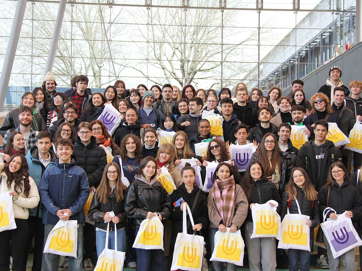 International exchange students in the "Glashalle" of the University of Bremen