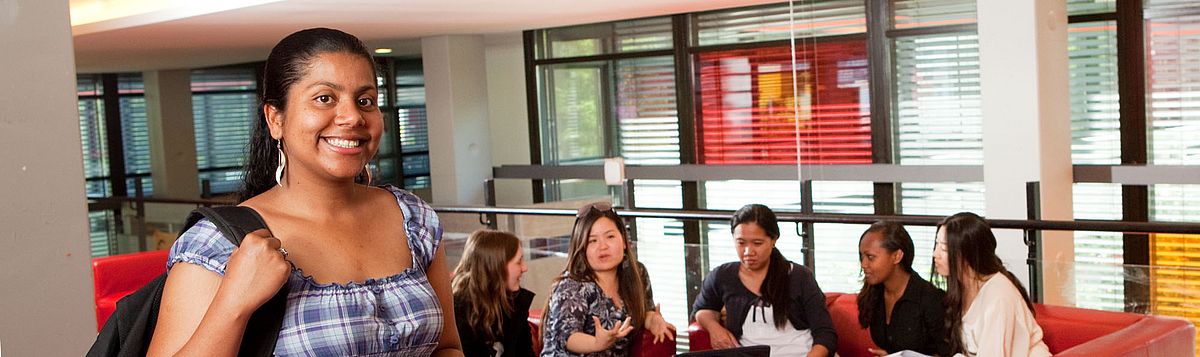 Eine Gruppe von Studierenden in der Cafeteria des GW 2.