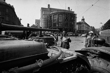 Mann mit entblößter Brust vor sowjetischem Panzer