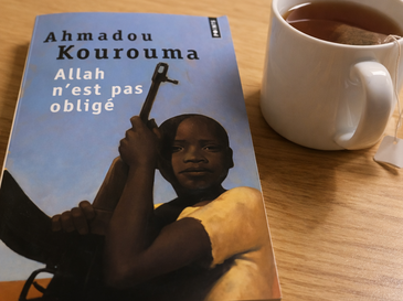 Buchcover mit Teetasse