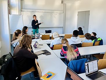 Sicht von hinten in den Seminarraum mit Studierenden und Jungen