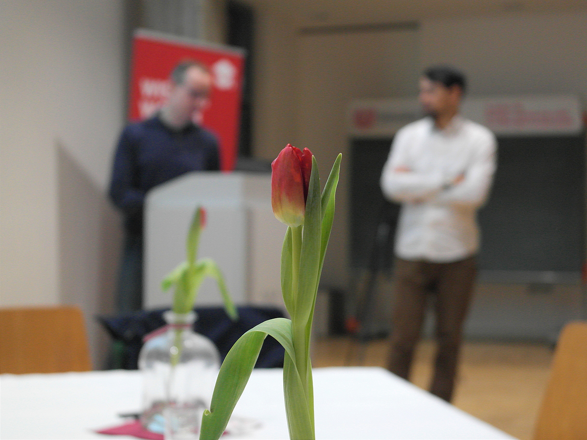 Rose auf Tisch, Festlicher Rahmen am Institut