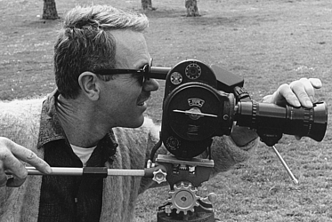 Mann (Robert Nelson) von der Seite mit 16mm- Kamera