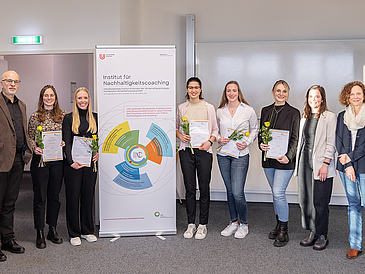 The graduates of the coaching training with Georg Müller-Christ (left), Iris Stahlke (right) and Lisa-Marie Seyfried (second from right).