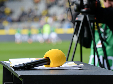 Mikrofon auf TV Moderationspult im Stadion
