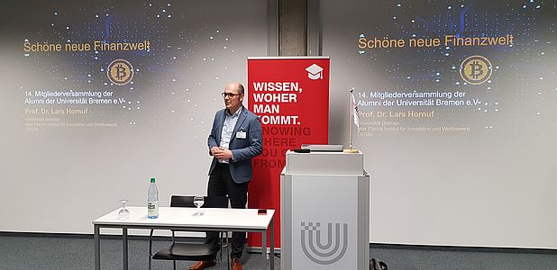 Prof. Dr. Lars Hornuf bei seinem Vortrag