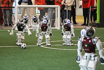 Roboter kurz vor einem Mittelfeldschuss beim Gruppenspiel gegen das SPQR Team auf dem RoboCup 2019 in Sydney.