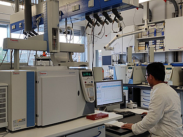 Qing-Zeng Zhu überwacht den Laborversuch