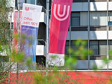Flaggen der Universität Bremen vor dem MZH.