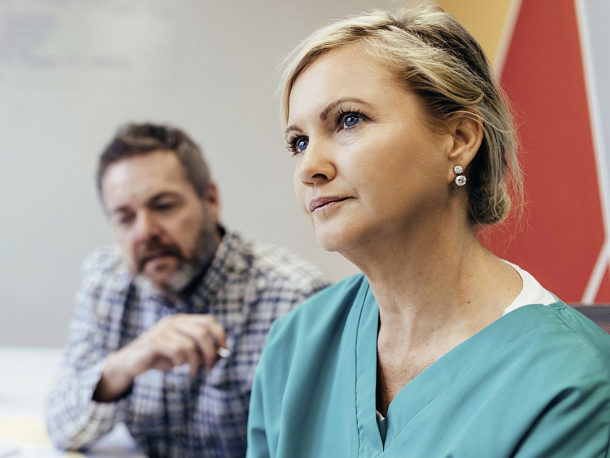 Gesundheit & Pflege Angestellte im Gesundheitsbetrieb im Gespräch