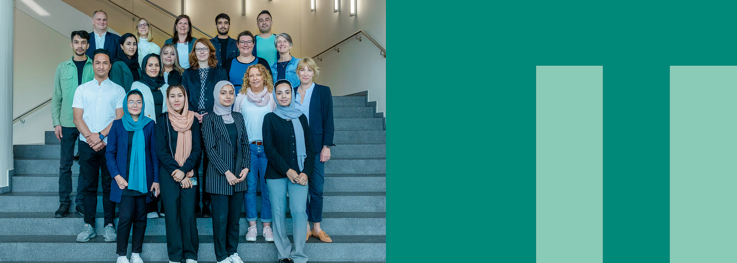 The scholarship holders with Dr. Mandy Boehnke, Vice President for International Affairs, Academic Qualification, and Diversity at the University of Bremen (2nd row, 3rd from left), Dr. Christina von Behr, head of the HERE AHEAD Academy (4th row, 3rd from left), Dr. Marejke Baethge-Assenkamp, head of the International Office at the University of Bremen (4th row, 2nd from left), Dr. Heike Tauerschmidt, head of the International Office of the City University of Applied Sciences (3rd row, right), Christoph Haasler, deputy managing director of the Bremen Student Services Organisation (4th row, left), as well as other staff members of the HERE AHEAD Academy.