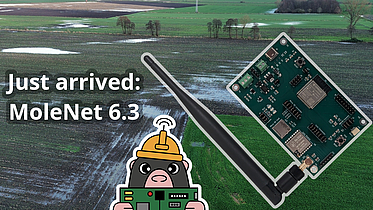 Eine MoleNet Leiterplatte vor einem Acker in Luftaufnahme sowie der Text "Just arrived: MoleNet 6.3" (Frisch eingetroffen: MoleNet 6.3)