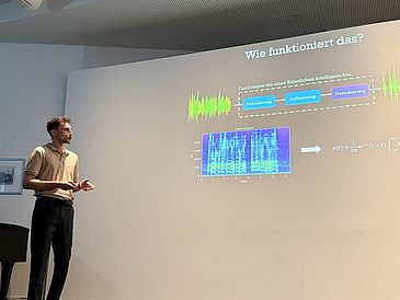 Marvin Borsdorf präsentiert Anhand einer PowerPoint Folie.