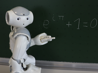 Bild eines Roboters, der eine mathematische Formel an eine Tafel schreibt