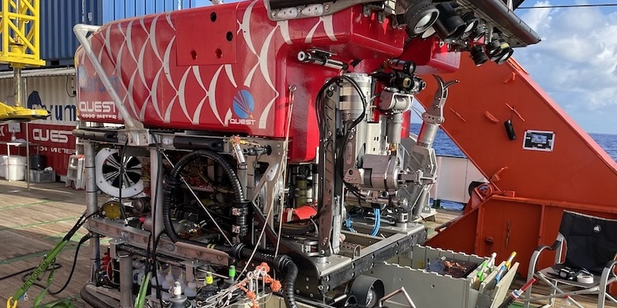 Das rote ferngesteuerte Unterwasserfahrzeug an Deck des Forschungsschiffes Meteor.