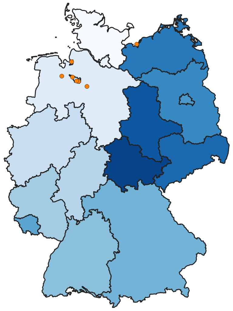 Die Karte zeigt Deutschland samt der Bundesländer in verschiedenen Blautönen sowie der Standorte aktuelller Männerschuppen als orangefarbene Punkte