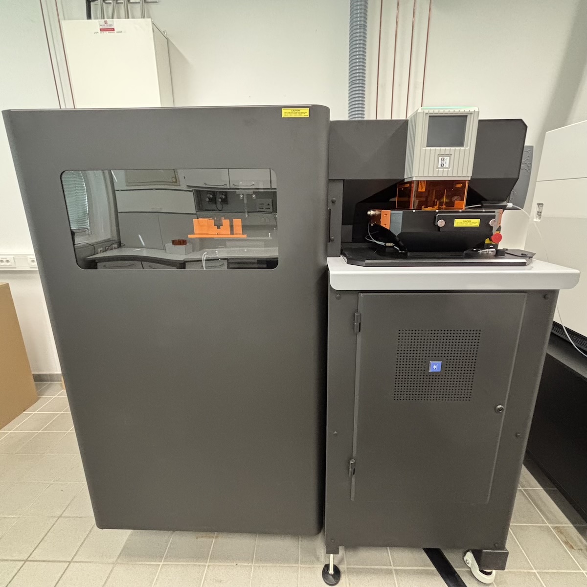 Das Bild zeigt ein Lasergerät, das für die Laser-Ablation-induktiv-gekoppeltes-Plasma-Massenspektrometrie eingesetzt wird