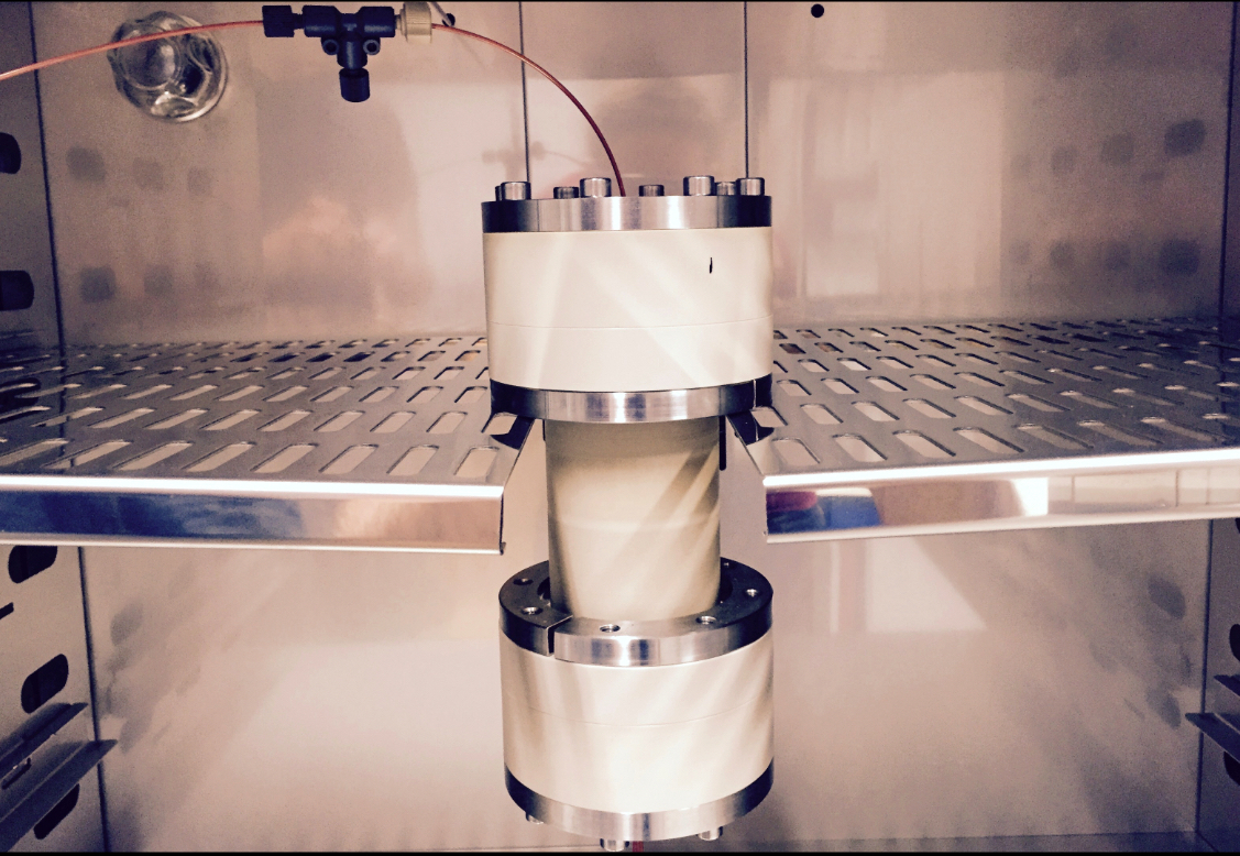 Das Bild zeigt einen Durchflussreaktor innerhalb eines Heizofens.