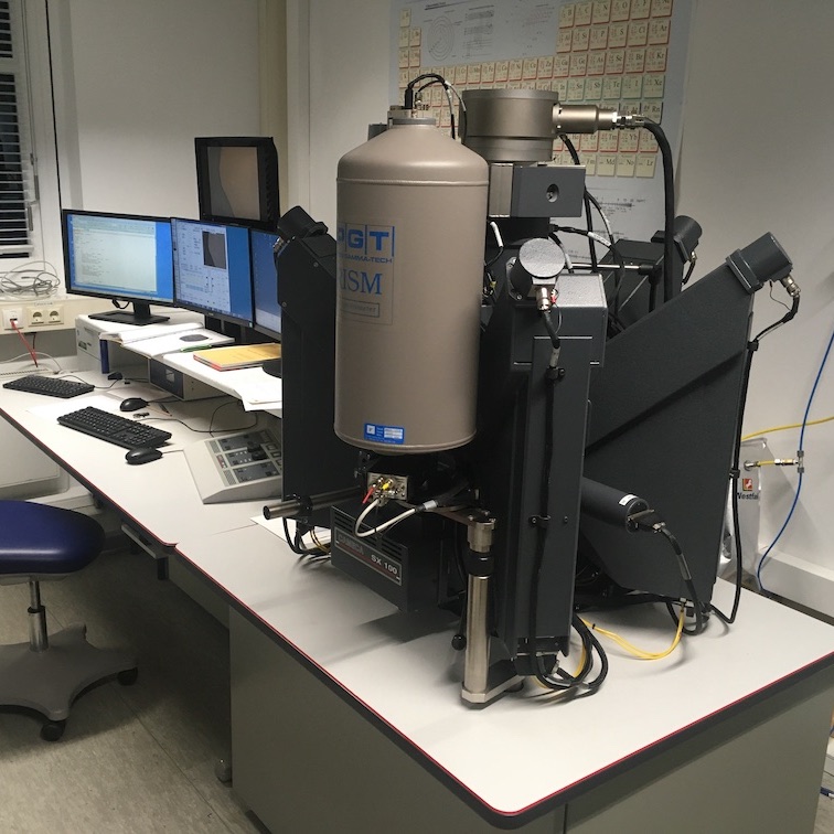 Das Bild zeigt eine Elektronenstrahlmikrosonde in einem Labor
