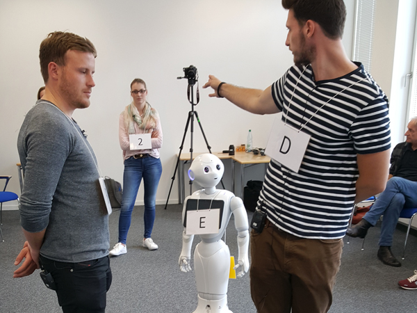 Systemaufstellung mit Roboter