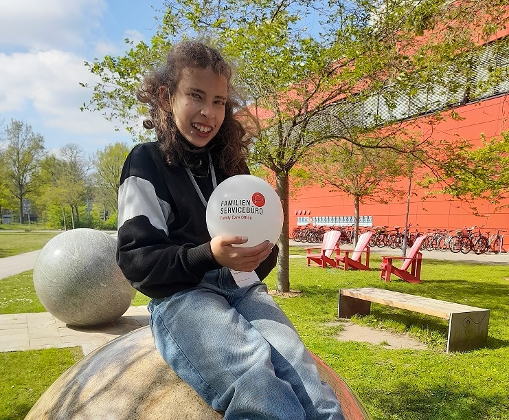 Kind bei den Steinkugeln