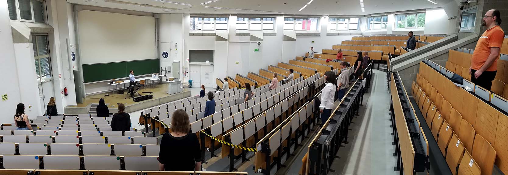 Mitglieder des Chores der Universität Bremen proben mit großen Abständen corona-konform im Hörsaal "Keksdose"