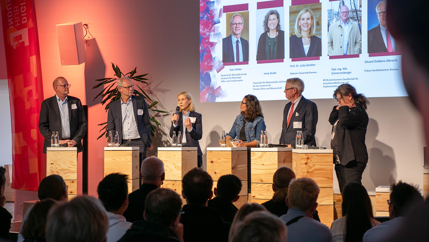 Von links nach rechts: Dipl.-Ing. Nils Schnorrenberger (Geschäftsführer BIS Bremerhaven), Sven Wiebe (Staatsrat für Wirtschaft bei der Senatorin für Wirtschaft, Häfen und Transformation), Prof. Dr. Jutta Günther, Rektorin der Universität Bremen, Manuela Weichenrieder-Rudershausen (Moderatorin), Eduard Dubbers-Albrecht (Präses Handelskammer Bremen) und Irene Strebl (Staatsrätin für Wissenschaft bei der Senatorin für Umwelt, Klima und Wissenschaft).