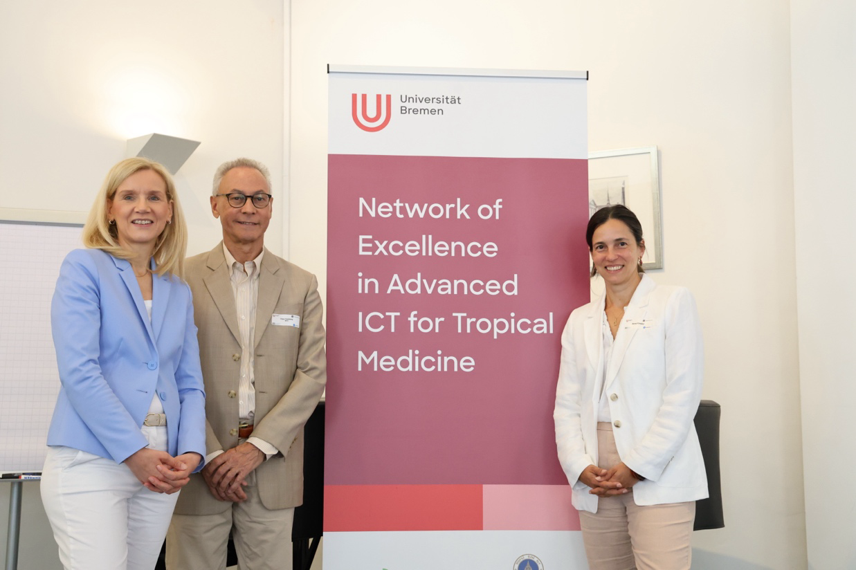 Rektorin Jutta Günther, Informatiker Peter Haddawy und Informatikerin Anna Förster bei der Eröffnung der DAAD Summer School im September 2024